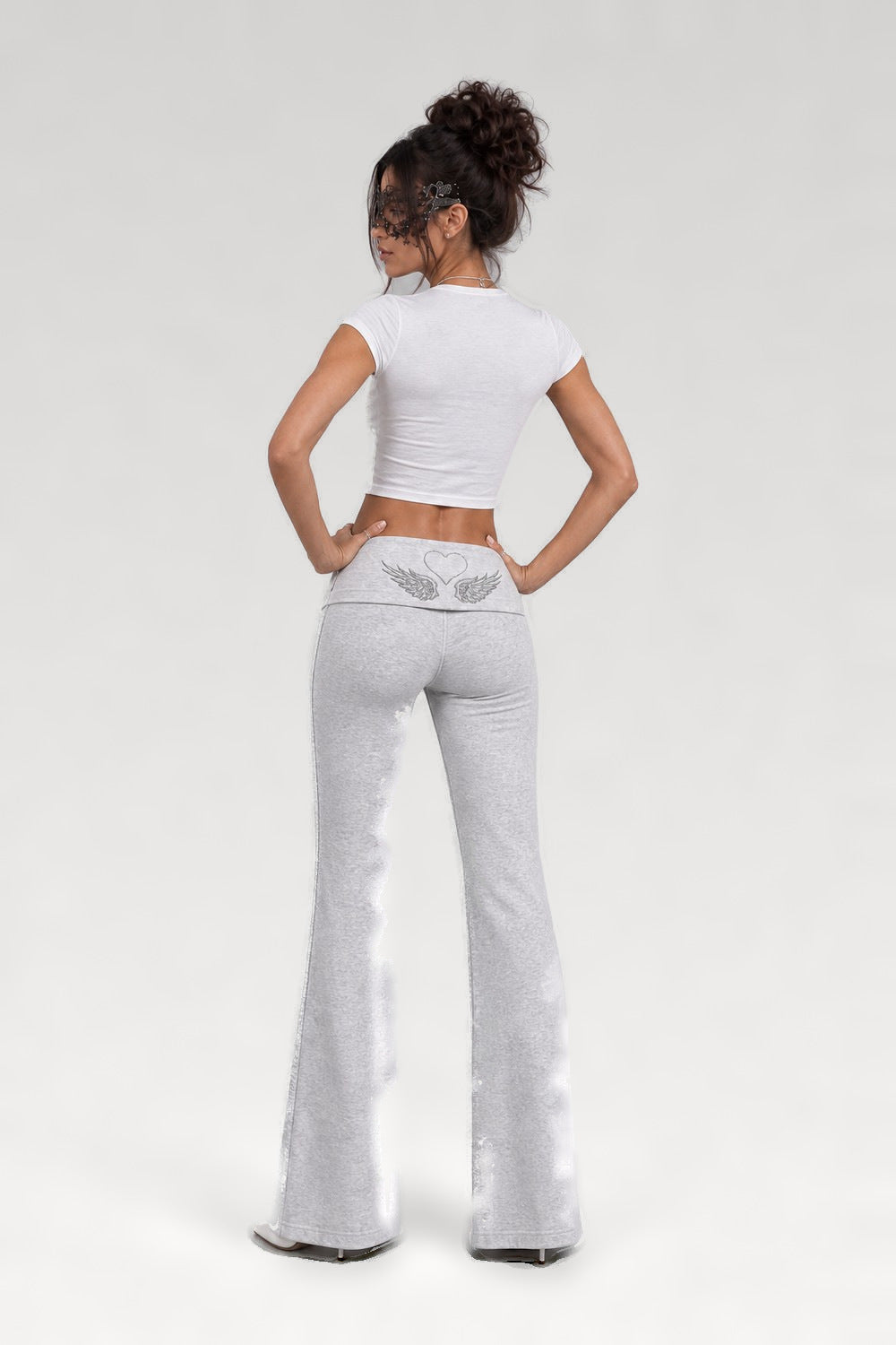Pantalon évasé à taille pliée brodée
