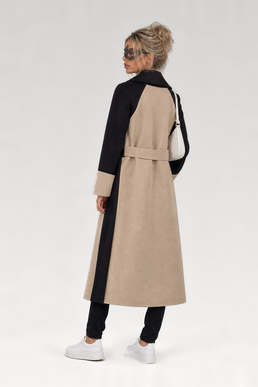 Manteau long à motifs ceinturé