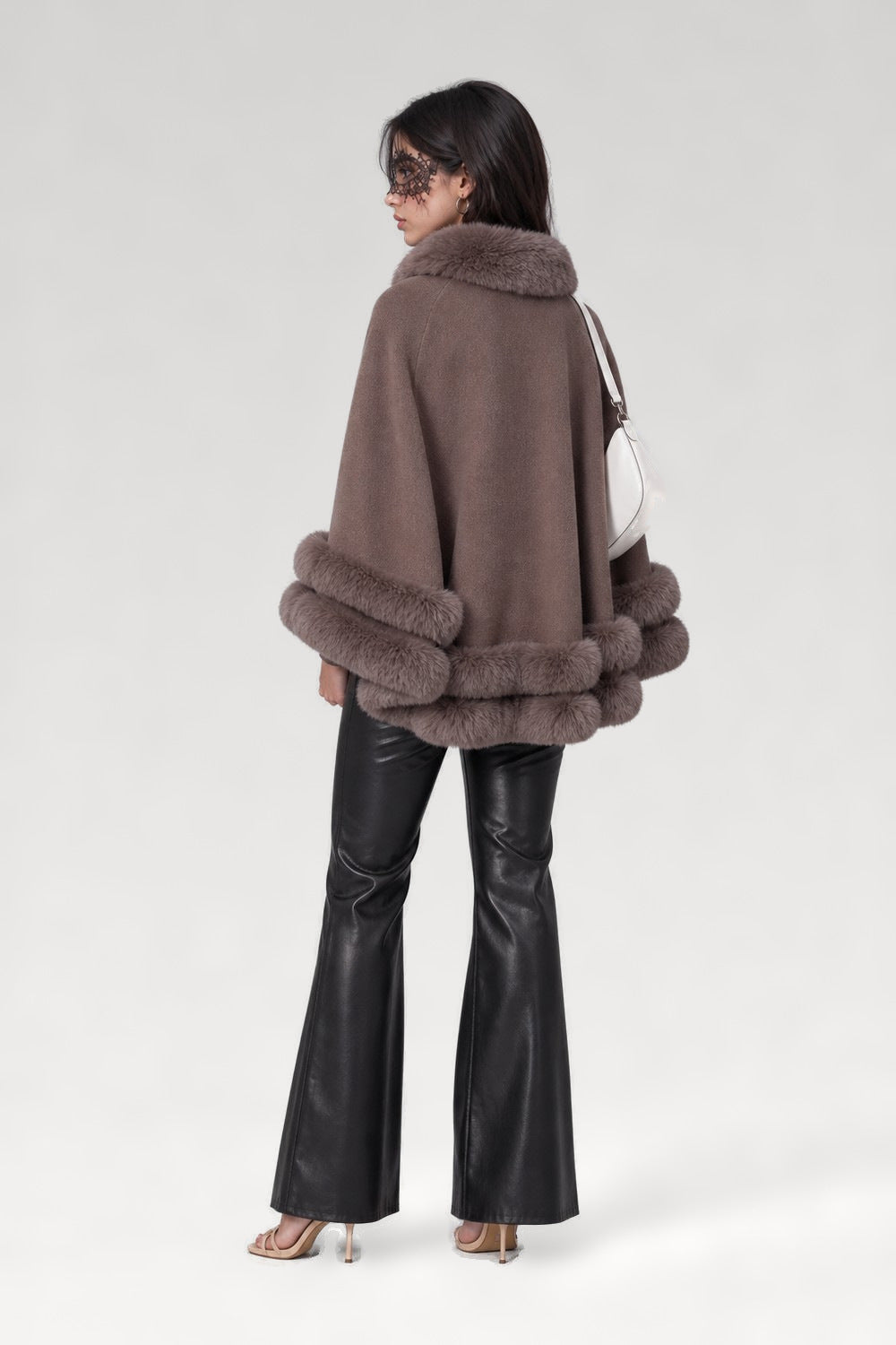 Cape en tricot bordée de fourrure