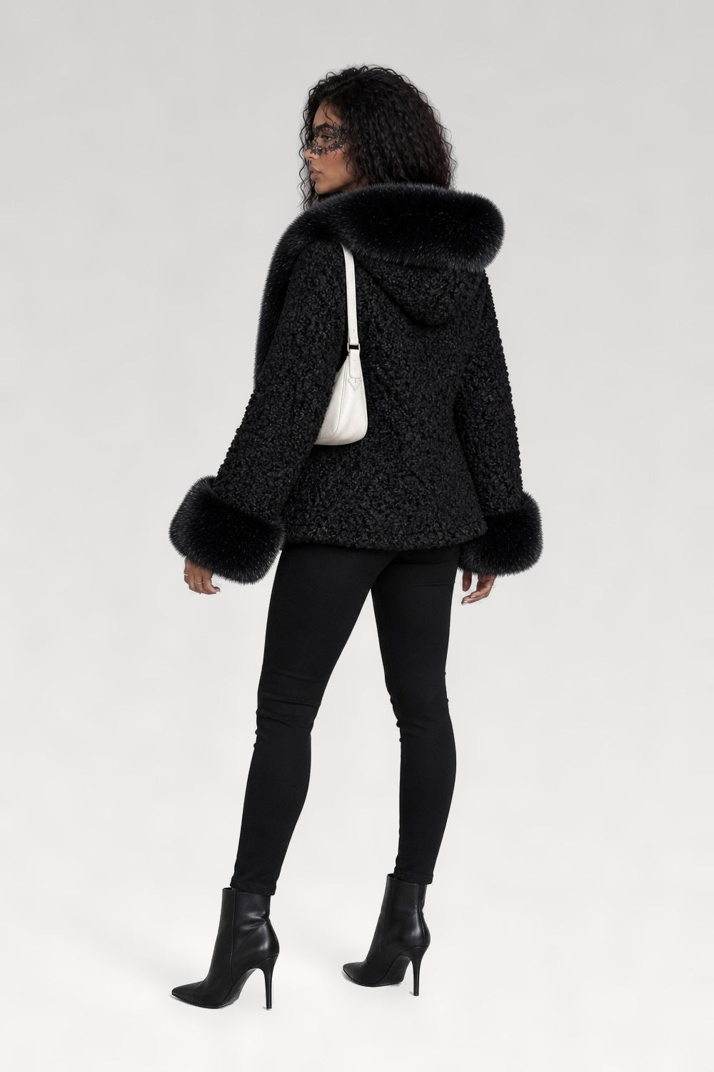 Manteau fausse fourrure à capuche
