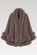 Cape en tricot bordée de fourrure
