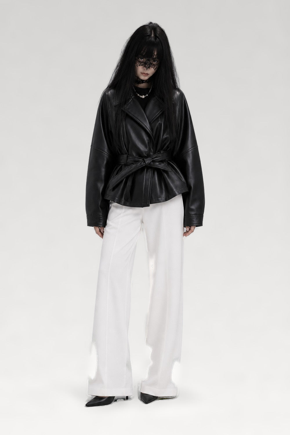Trench court en faux cuir ceinturé
