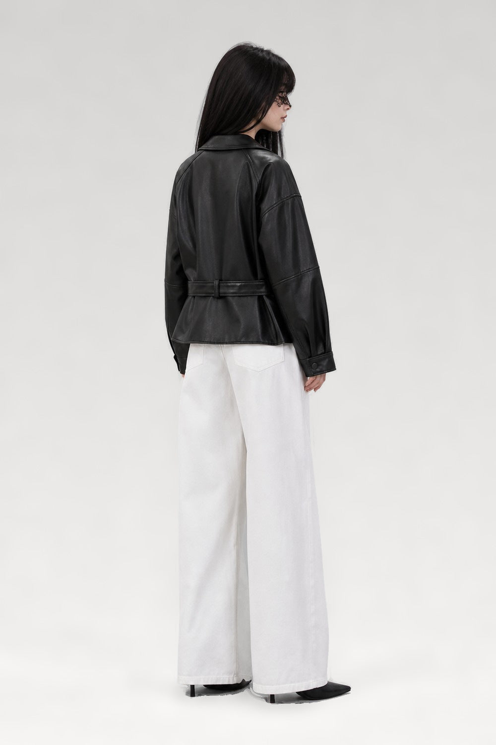 Trench court en faux cuir ceinturé